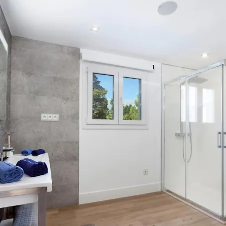 Luxury By Lodgerstrip Budget Holidays
